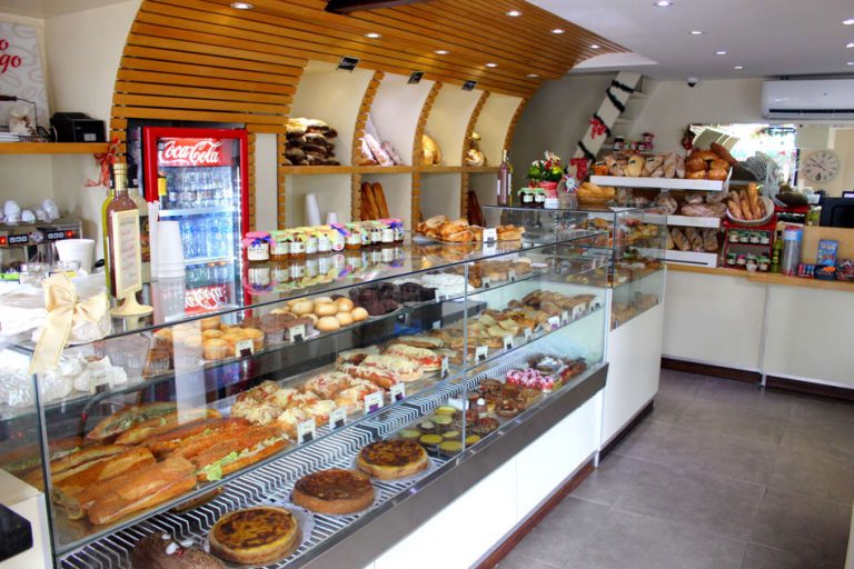 Boulangerie Française pan y croissants en la mesa • Las Terrenas