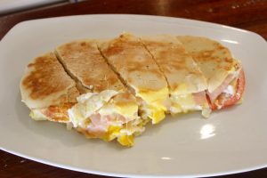 Jamón, queso, tomate y huevo