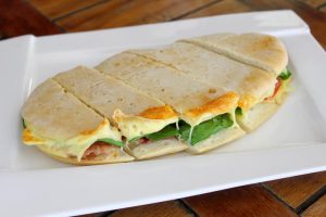 Jamón serrano, queso, tomate, albahaca o rúcula