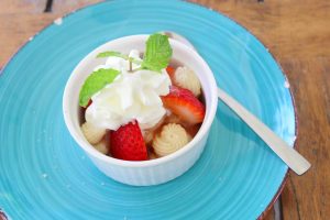 Postre de fresa con crema casera