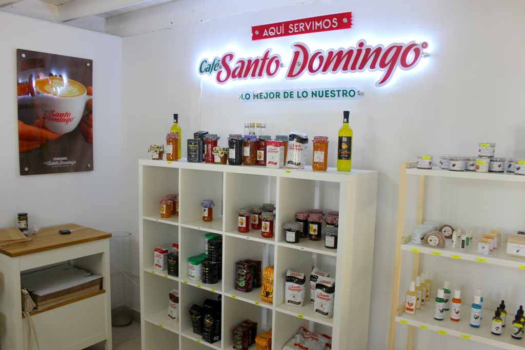 Boulangerie Française, pan y croissants en la mesa • Las Terrenas