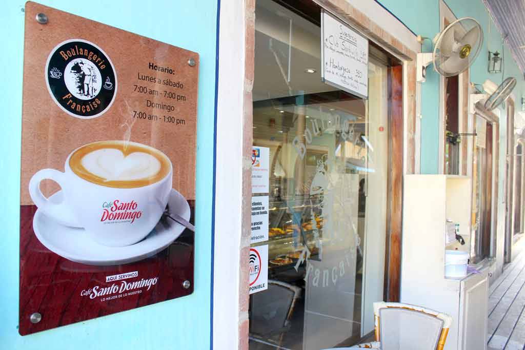 Boulangerie Française, pan y croissants en la mesa • Las Terrenas