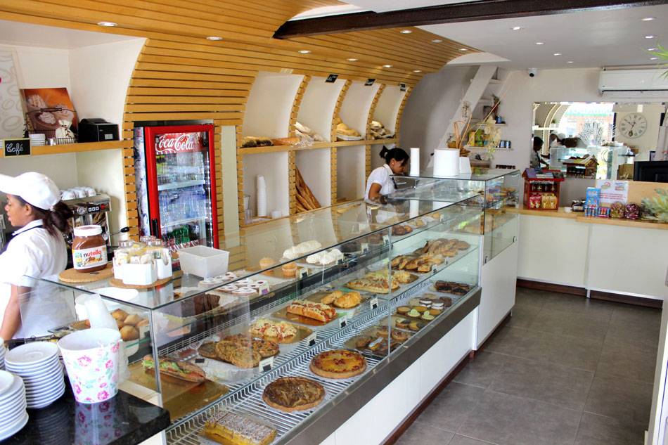 Boulangerie Française pan y croissants en la mesa • Las Terrenas