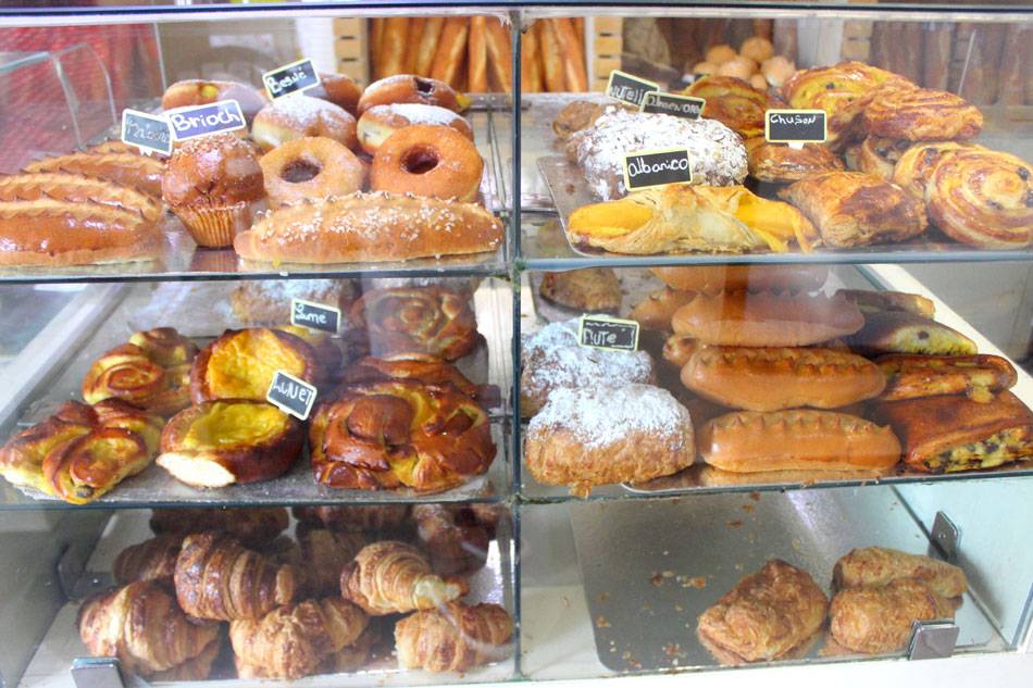 Boulangerie Française pan y croissants en la mesa • Las Terrenas